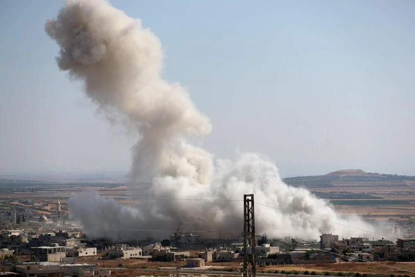 Khói bốc lên trong một cuộc không kích tại khu vực Khan Sheikhun, tỉnh Idlib, Syria. (Ảnh: AFP/TTXVN)