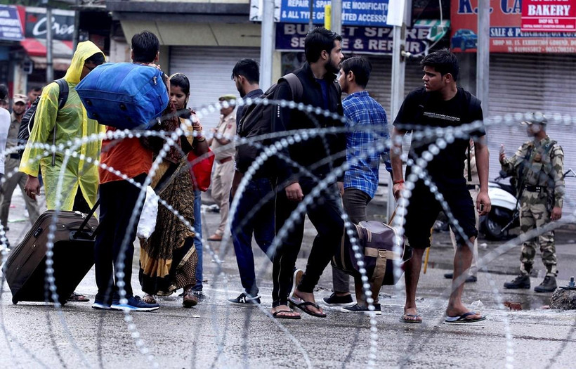 Người dân trên đường phố tại Jammu, ngày 5/8. (Ảnh: AFP/TTXVN)