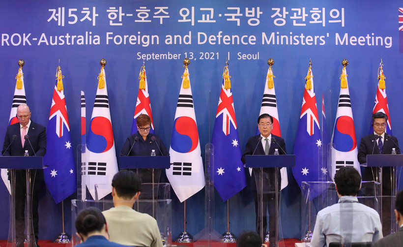 (Từ trái sang): Bộ trưởng Quốc phòng Peter Dutton và Ngoại trưởng Marise Payne của Australia cùng Ngoại trưởng Chung Eui-yong và Bộ trưởng Quốc phòng Suh Wook của Hàn Quốc tại cuộc họp báo chung sau cuộc đối thoại 2+2 ở Seoul, Hàn Quốc, ngày 13/9/2021. (Ả