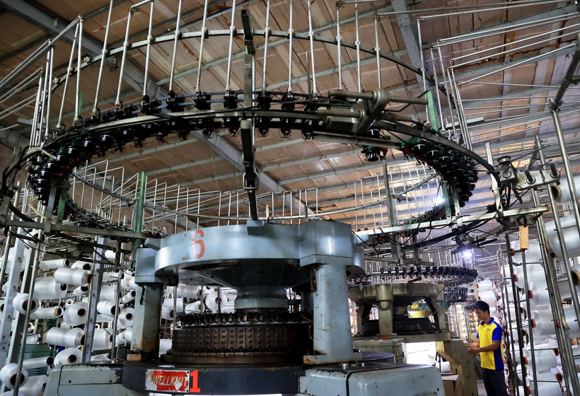 Xưởng sản xuất tơ sợi làm nguyên liệu dệt may tại huyện Bình Chánh, Thành phố Hồ Chí Minh. (Ảnh: Hồng Đạt/TTXVN)