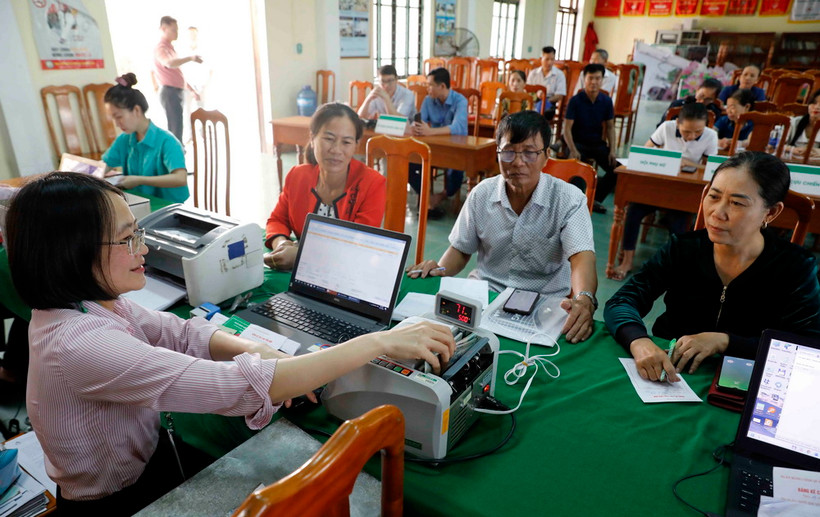 Một buổi giao dịch cho hộ nghèo, đối tượng chính sách vay vốn tại điểm giao dịch xã Vĩnh Ninh, huyện Quảng Ninh, tỉnh Quảng Bình. (Ảnh: Trần Việt/TTXVN)