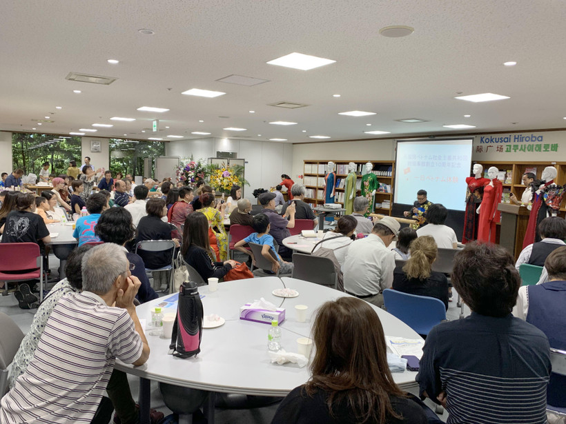 Đại biểu và khách mời chăm chú xem màn trình diễn đàn bầu trong chương trình giao lưu. (Ảnh: Thành Hữu/TTXVN)