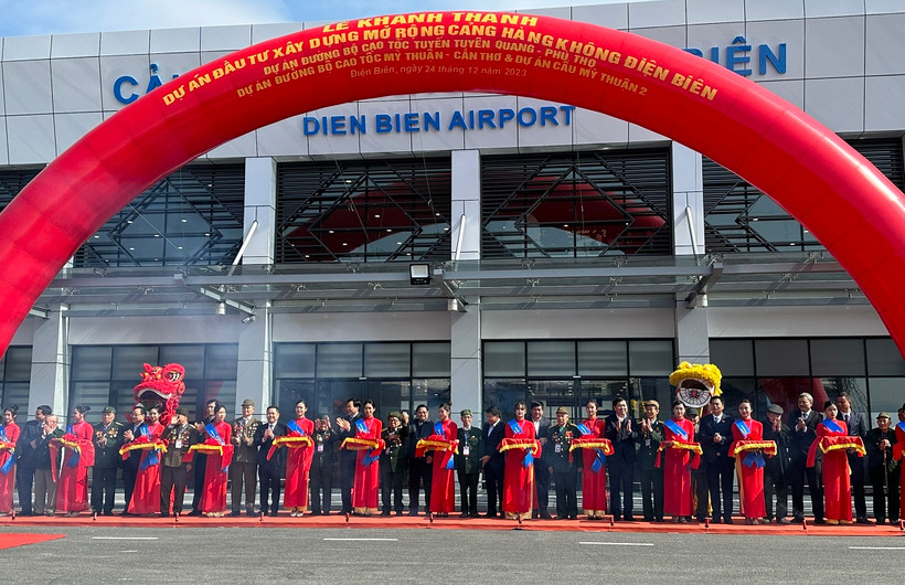 Thủ tướng Chính phủ Phạm Minh Chính cùng các đại biểu cắt băng khánh thành Dự án đầu tư mở rộng Cảng Hàng không Điện Biên. (Ảnh: Việt Hùng/Vietnam+)