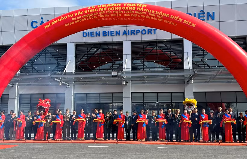 Thủ tướng Chính phủ Phạm Minh Chính cùng các đại biểu cắt băng khánh thành Dự án đầu tư mở rộng Cảng Hàng không Điện Biên. (Ảnh: Việt Hùng/Vietnam+)