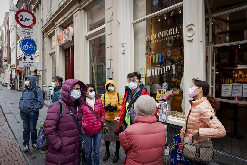 Người dân đeo khẩu trang nhằm ngăn chặn sự lây lan của dịch COVID-19 tại Amsterdam, Hà Lan ngày 17/3/2020. (Ảnh: AFP/TTXVN)