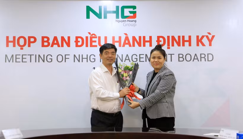 Phó giáo sư-tiến sỹ Thái Bá Cần, Phó Tổng Giám đốc phát triển đại học NHG (trái) sẽ đảm nhiệm vị trí Giám đốc Ban Đại học NHG kiêm nhiệm Phó Chủ tịch thường trực của Hội đồng Đại học. (Ảnh: PV/Vietnam+)