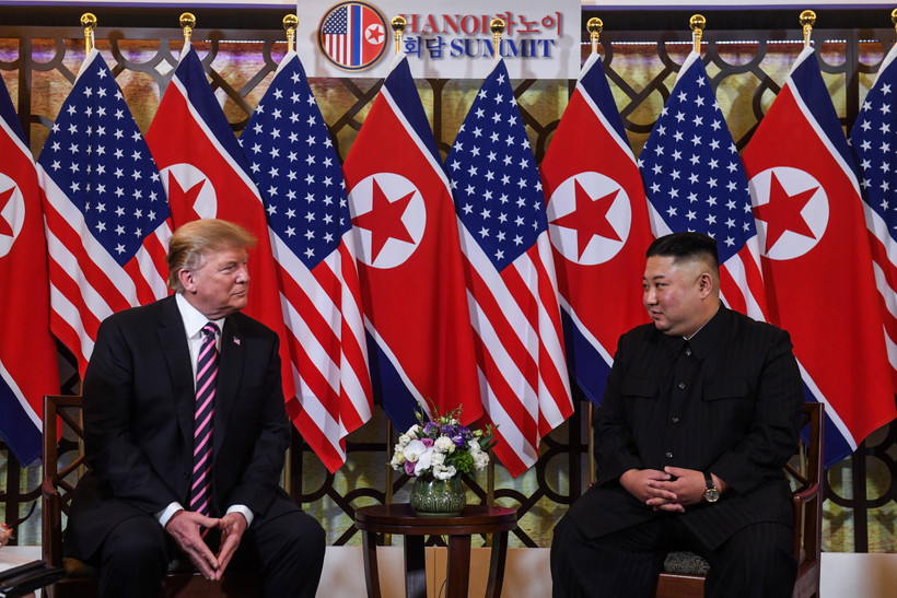 Tổng thống Mỹ Donald Trump (trái) và Chủ tịch Triều Tiên Kim Jong-un trong cuộc gặp đầu tiên tại Hội nghị thượng đỉnh Mỹ-Triều lần thứ hai tại Hà Nội ngày 27/2/2019. (Ảnh: AFP/TTXVN)