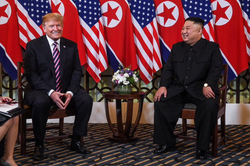 Tổng thống Mỹ Donald Trump (trái) và Chủ tịch Triều Tiên Kim Jong-un trong cuộc gặp đầu tiên tại Hội nghị thượng đỉnh Mỹ-Triều lần thứ hai tại Hà Nội ngày 27/2/2019. (Ảnh: AFP/TTXVN)
