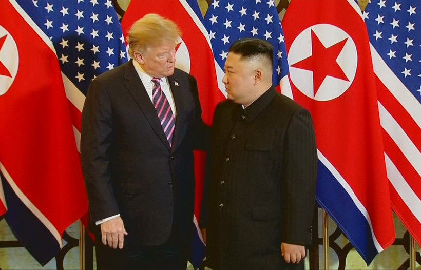Tổng thống Mỹ Donald Trump và Chủ tịch Triều Tiên Kim Jong-un trao đổi ngắn sau khi bắt tay nhau với biểu cảm khá thân thiện ngày 27/2. (Ảnh: TTXVN)