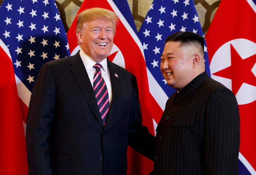 Tổng thống Mỹ Donald Trump (trái) và Chủ tịch Triều Tiên Kim Jong-un trong cuộc gặp đầu tiên tại Hội nghị thượng đỉnh Mỹ-Triều lần thứ hai tại Hà Nội ngày 27/2/2019. (Ảnh: Yonhap/TTXVN)