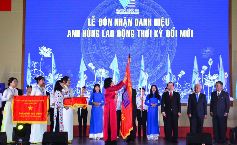 Phó Chủ tịch nước Đặng Thị Ngọc Thịnh trao Danh hiệu Anh hùng lao động thời kỳ đổi mới cho Đại học Quốc gia Thành phố Hồ Chí Minh. (Ảnh: Xuân Anh/TTXVN)