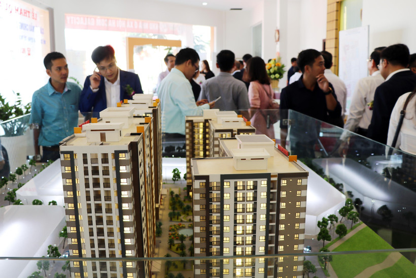 Tham quan mô hình nhà ở xã hội cho người thu nhập thấp. (Ảnh: Công Thử/TTXVN)