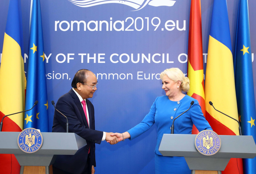Thủ tướng Nguyễn Xuân Phúc và Thủ tướng Romania Viorica Dancila họp báo thông báo kết quả hội đàm giữa hai nước. (Ảnh: Thống Nhất/TTXVN)
