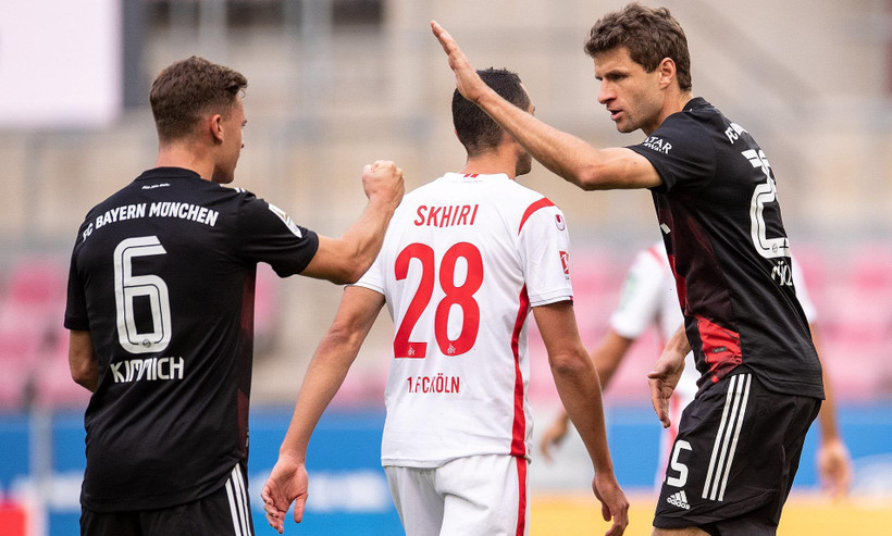 Mueller (phải) mở đầu cho chiến thắng của Bayern. (Nguồn: EPA)