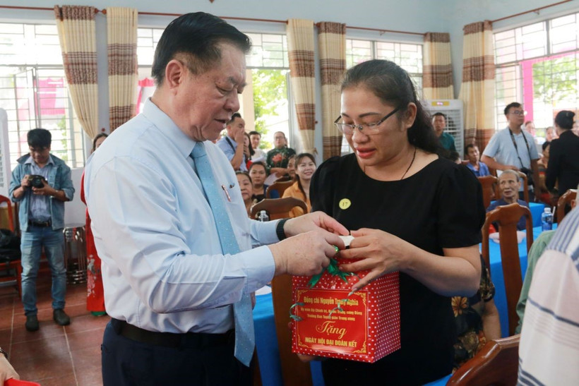 Trưởng Ban Tuyên giáo Trung ương Nguyễn Trọng Nghĩa tặng quà các gia đình có hoàn cảnh khó khăn tại ấp Tân Bắc, xã Bình Minh, huyện Trảng Bom, tỉnh Đồng Nai. (Ảnh: Lê Xuân/TTXVN)