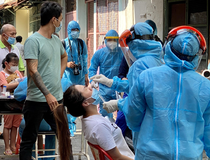 Tiến hành lấy mẫu xét nghiệm virus COVID-19 cho người dân. (Ảnh: Hồng Giang/TTXVN)