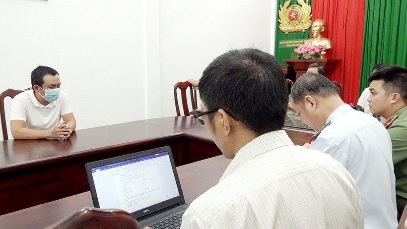 Đối tượng T.T.H bị xử phạt hành chính vì đăng tải thông tin sai sự thật trên mạng xã hội. (Ảnh: TTXVN phát)