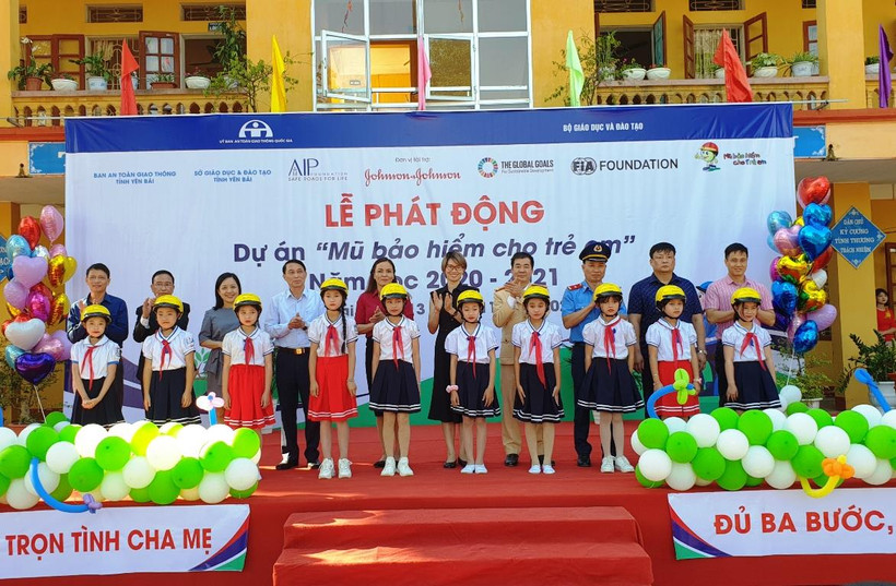 Trong năm 2020, dự án “Mũ bảo hiểm cho em” sẽ trao tặng hơn 5.700 mũ bảo hiểm cho học sinh và giáo viên. (Ảnh: Việt Hùng/Vietnam+)