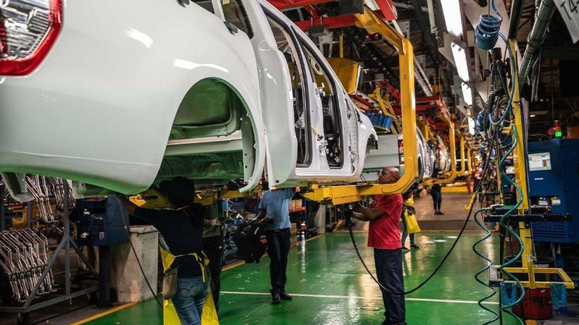 Công nhân lắp ráp xe bán tải Ranger tại nhà máy Silverton của Ford tại thủ đô Pretoria của Nam Phi. (Ảnh: Phi Hùng/TTXVN)