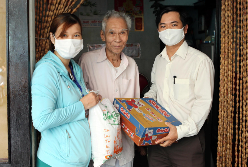 Trao quà hỗ trợ cho gia đình thuộc hộ nghèo có hoàn cảnh khó khăn bị ảnh hưởng do dịch COVID-19. (Ảnh: Trần Lê Lâm/TTXVN)