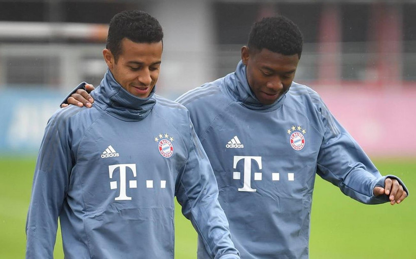 Thiago và Alaba chờ đặt bút ký gia hạn với Bayern Munich.