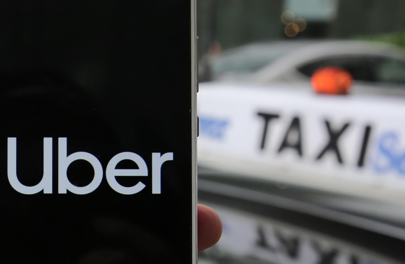 Ứng dụng Uber trên điện thoại di động. (Ảnh: THX/TTXVN)