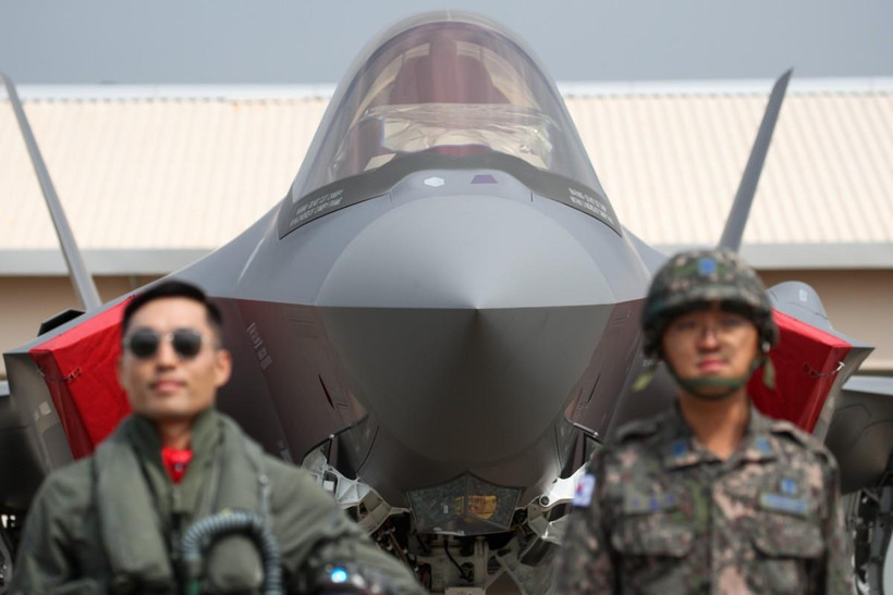 Các binh sỹ Hàn Quốc trước một máy bay chiến đấu tàng hình F-35A. (Ảnh: Bloomberg)