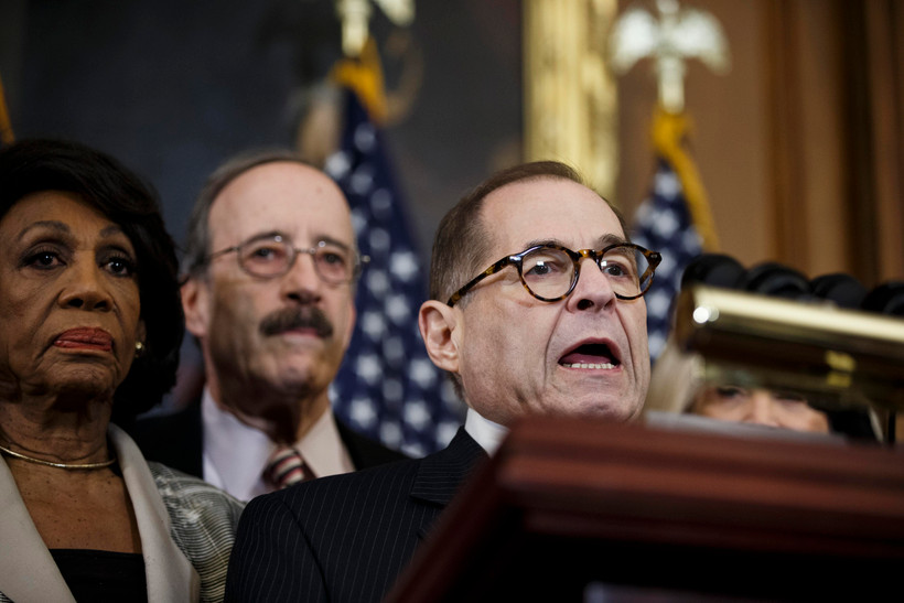 Chủ tịch Ủy ban Tư pháp Hạ viện Mỹ Jerrold Nadler (phải) công bố bản luận tội nhằm vào Tổng thống Donald Trump tại Washington D.C., ngày 10/12/2019. (Ảnh: THX/ TTXVN)