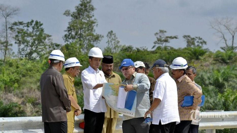 Tổng thống Indonesia Joko Widodo (thứ 3, trái) cùng các quan chức thị sát khu vực Bukit Soeharto Tahura thuộc tỉnh Đông Kalimantan, nơi được chọn để đặt thủ đô mới của nước này. (Ảnh: AFP/TTXVN)