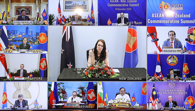 Thủ tướng New Zealand Jacinda Ardern, Thủ tướng Nguyễn Xuân Phúc, Chủ tịch ASEAN 2020 cùng các Nhà Lãnh đạo ASEAN tham dự hội nghị. (Ảnh: Thống Nhất/TTXVN)