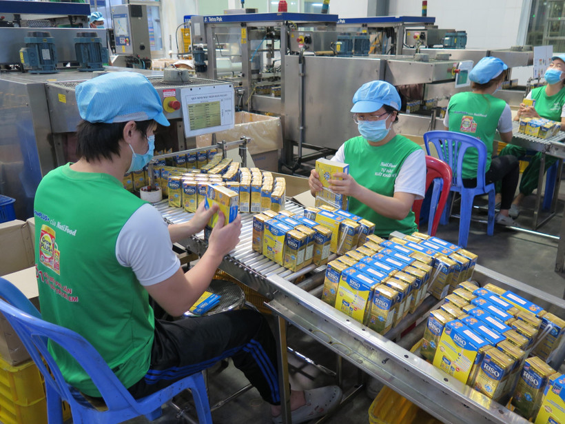 Kiểm tra và đóng gói sữa vào thùng tại nhà máy Nutifood Bình Dương (KCN Mỹ Phước I, Bến Cát). (Ảnh: Minh Hưng/TTXVN)