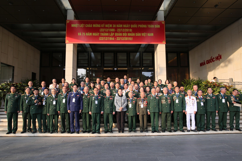 Chủ tịch Quốc hội Nguyễn Thị Kim Ngân với các đại biểu. (Ảnh: Dương Giang/TTXVN)