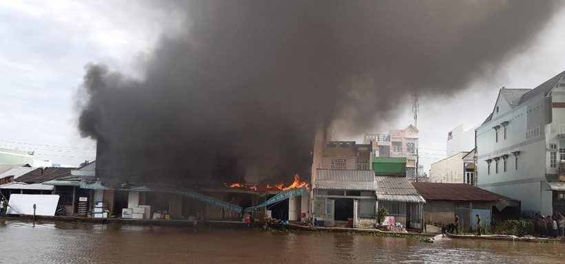 Đám cháy bùng phát dữ dội. (Ảnh: Huỳnh Sử/TTXVN)