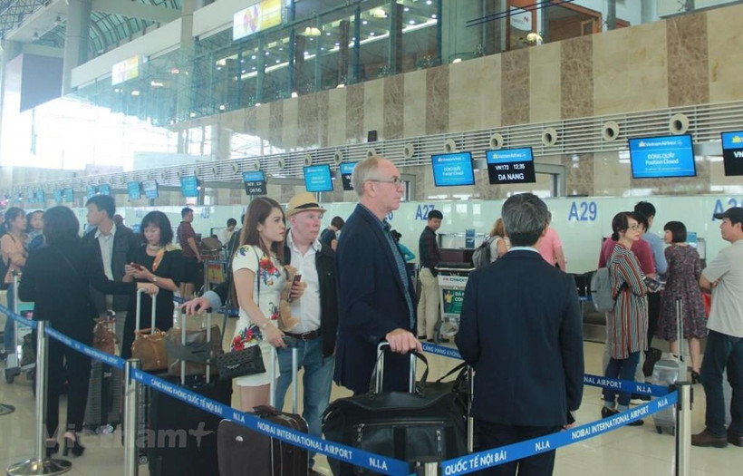 Hành khách làm thủ tục tại sân bay Nội Bài. (Ảnh: Việt Hùng/Vietnam+)