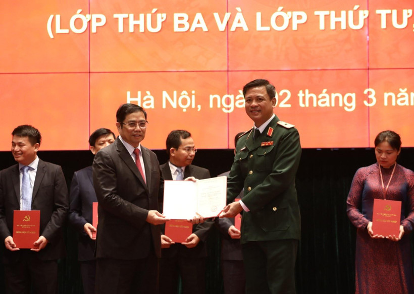 Đồng chí Phạm Minh Chính, Ủy viên Bộ Chính trị, Bí thư Trung ương Đảng, Trưởng Ban Tổ chức Trung ương trao Giấy chứng nhận tốt nghiệp cho các học viên. ((Ảnh: Văn Điệp/TTXVN)