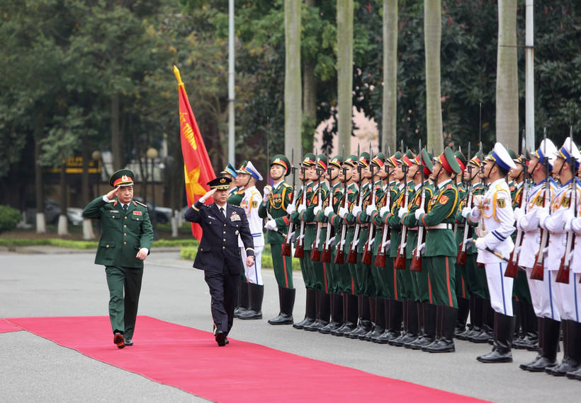 Thượng tướng Phan Văn Giang và Đại tướng Yamazaki Koji duyệt đội danh dự Quân đội nhân dân Việt Nam. )Ảnh: Dương Giang/TTXVN)
