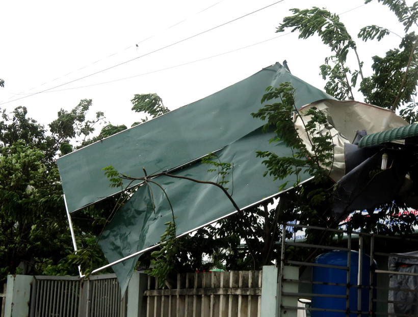 Nhiều mái tôn tại nhà dân bị gió cuốn phăng. (Ảnh: Lê Ngọc Phước/TTXVN)