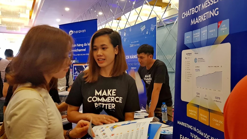 Các đại biểu tham quan và tìm hiểu sản phẩm, dịch vụ cung ứng tại các gian hàng giới thiệu xu hướng ứng dụng công nghệ trong tiếp thị. (Ảnh: Thế Anh/TTXVN)
