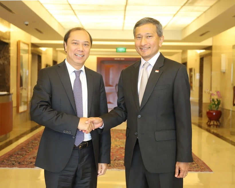 Thứ trưởng Ngoại giao Nguyễn Quốc Dũng và Bộ trưởng Ngoại giao Singapore Vivian Balakrishman. Ảnh: Xuân Vịnh/TTXVN)