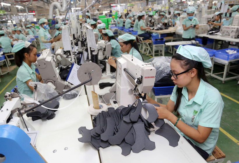 Dây chuyền sản xuất giày, dép xuất khẩu tại Công ty TNHH Midori Safety Footwear Việt Nam, tại khu công nghiệp Điện Nam- Điện Ngọc (Quảng Nam). (Ảnh: Danh Lam/TTXVN)