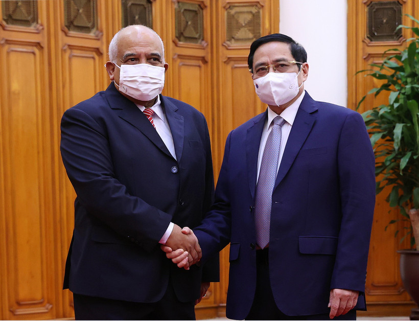 Thủ tướng Phạm Minh Chính và Đại sứ Cuba Orlando Nicolás Hernández Guillén. (Ảnh: Dương Giang/TTXVN)