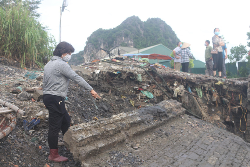 Người dân khu Diêm Thủy (phường Cẩm Đông, Tp Cẩm Phả) bức xúc do công trình thi công chặn dòng khiến nước dâng làm sạt lở kè . (Ảnh: Thanh Vân/TTXVN)