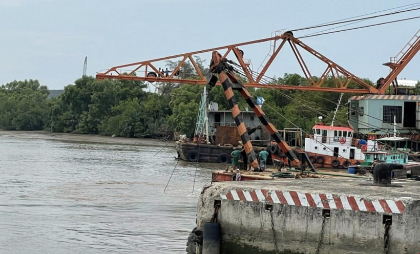 Các đơn vị triển khai thực hiện công tác tìm kiếm và trục vớt container bị rơi xuống sông. (Ảnh: TTXVN phát)