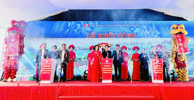 Lễ khởi công dự án đường nối từ tỉnh lộ 342 đến QL279 qua trung tâm xã Sơn Dương, tỉnh Quảng Ninh. (Ảnh: TTXVN phát)