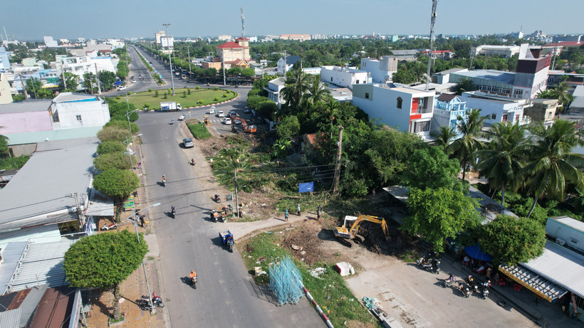 Hộ dân Nguyễn Thị Hường đã bàn giao mặt bằng cho đơn vị thi công đoạn còn lại của tuyến đường Võ Văn Kiệt. (Ảnh: Chanh Đa/TTXVN)