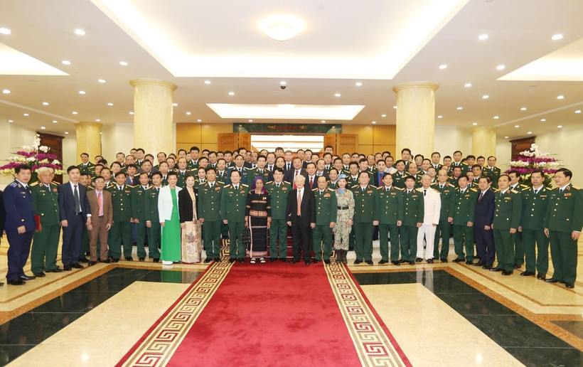 Tổng Bí thư, Chủ tịch nước Nguyễn Phú Trọng, Bí thư Quân ủy Trung ương với các đại biểu điển hình tiên tiến toàn quốc. (Ảnh: Trí Dũng/TTXVN)