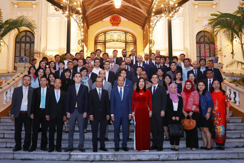 Thứ trưởng Bộ Ngoại giao Nguyễn Quốc Dũng với phóng viên, đại diện các cơ quan thông tấn, báo chí nước ngoài làm việc tại Việt Nam. (Ảnh: Lâm Khánh/TTXVN)