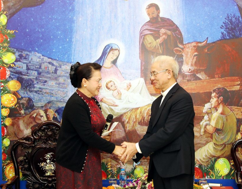 Chủ tịch Quốc hội Nguyễn Thị Kim Ngân chúc mừng linh mục Trần Xuân Mạnh, Phó Chủ tịch không chuyên trách Ủy ban Trung ương MTTQ Việt Nam, Chủ tịch Trung ương Ủy ban Đoàn kết Công giáo Việt Nam. (Ảnh: Trọng Đức/TTXVN)