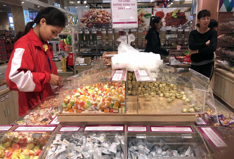 Người dân mua sắm tại siêu thị Aeon Long Biên (Hà Nội). (Ảnh: Trần Việt/TTXVN)