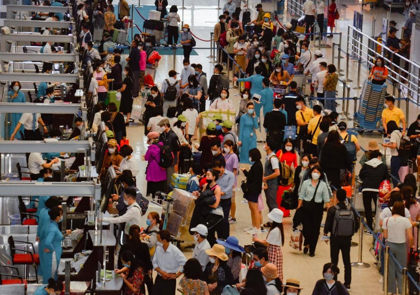 Hành khách làm thủ tục tại quầy máy bay của Vietnam Airlines. (Ảnh: CTV/Vietnam+)